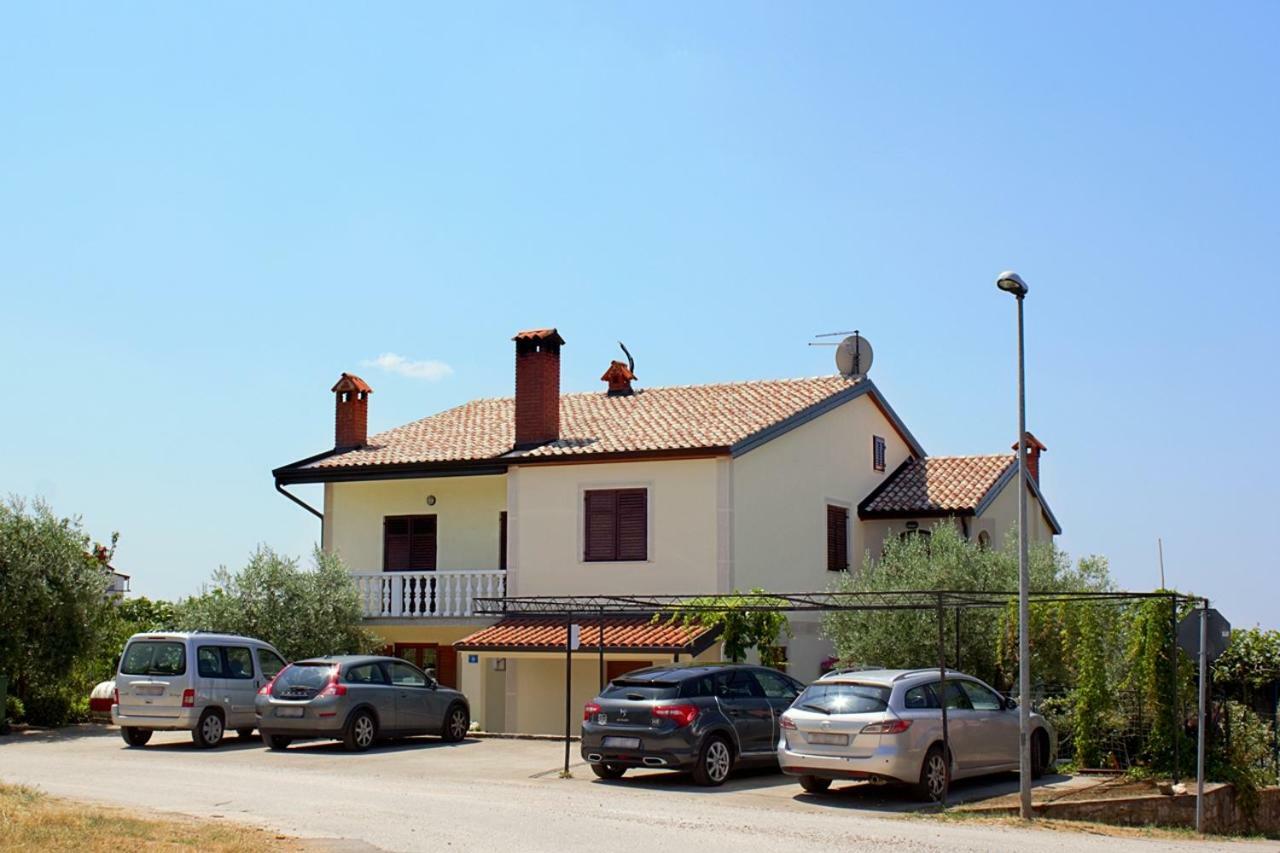 אומאג Apartment Kris מראה חיצוני תמונה